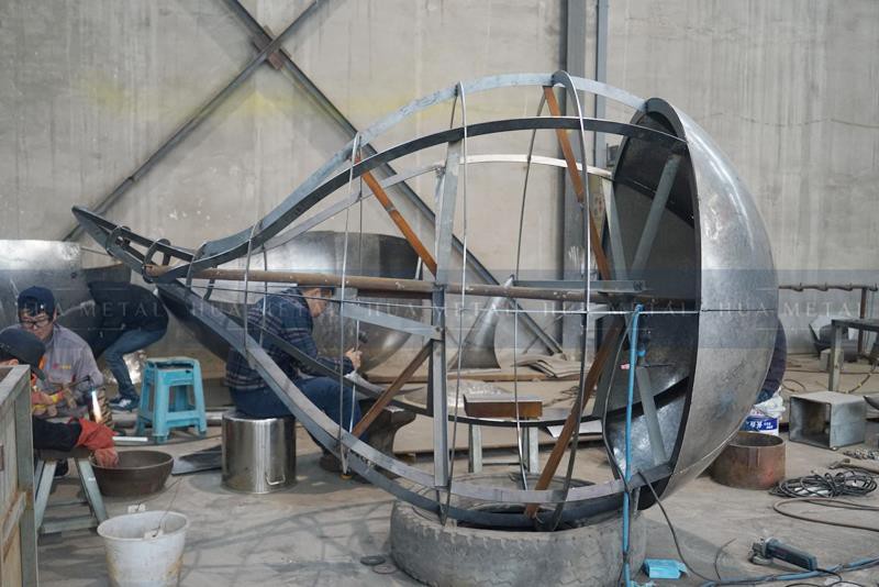 Forging-stainless-steel-sculpture-fabrication-process