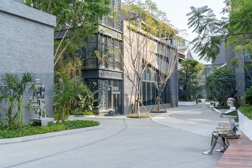 mirror-polished-steel-sculpture